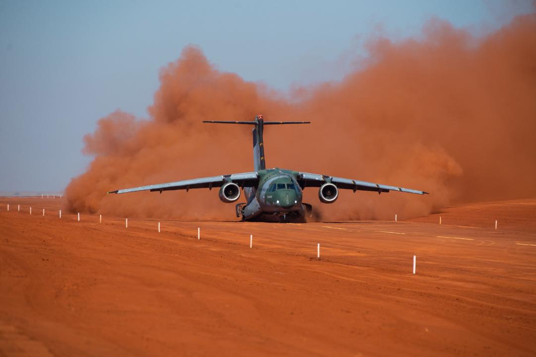 Foto 4 de 4 — Embraer constrói pista não pavimentada em Gavião Peixoto para testar avião militar